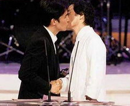 豪不避忌公众场合，大胆上演友谊“同性之吻”的数位男星！