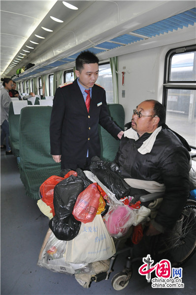 凯里站党员爱心接力 助残疾旅客顺利返乡过春节