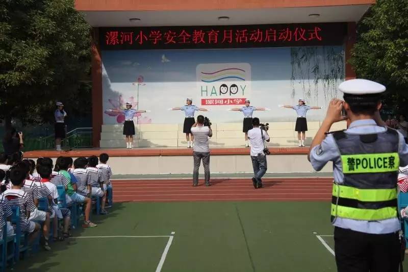 乖乖嘞漯河小学今天可真热闹，学生咋这么高兴？！