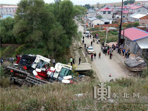 哈佳高速运收割机货车坠桥两人被困 好心村民合力救人