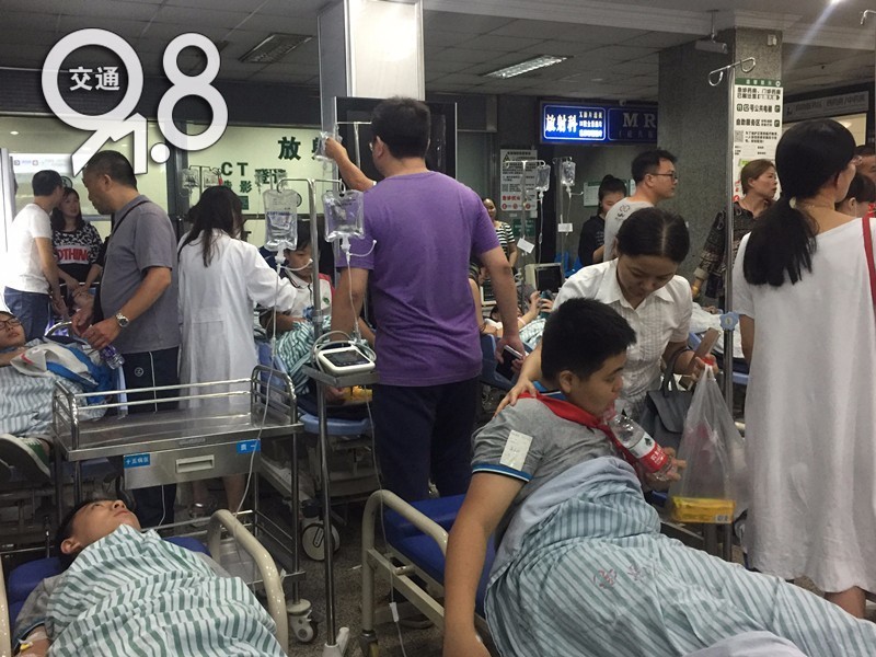 突发！昨晚，杭州一中学50多名学生被紧急送医！他们脸色苍白，恶心呕吐...