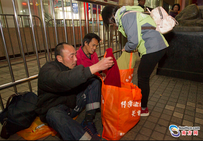 广州救助站为街头流浪乞讨者送热粥和衣物御寒