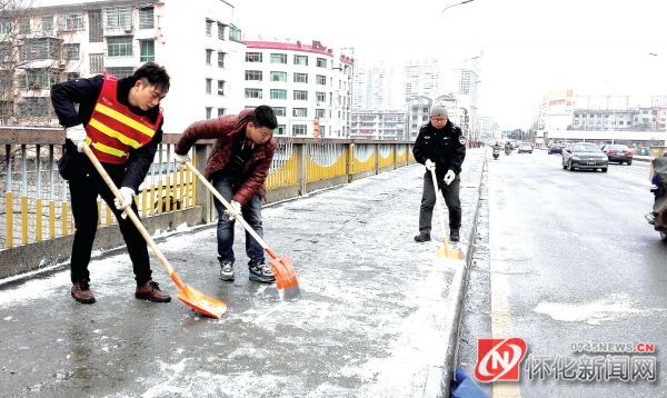 市政设施维护处进行铲雪除冰