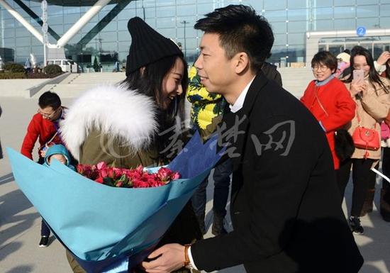 武当山机场员工机场向女友浪漫求婚 用无人机送婚戒