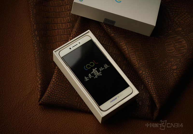 典雅金cool1 dual生态手机上手 堪称最强千元旗舰