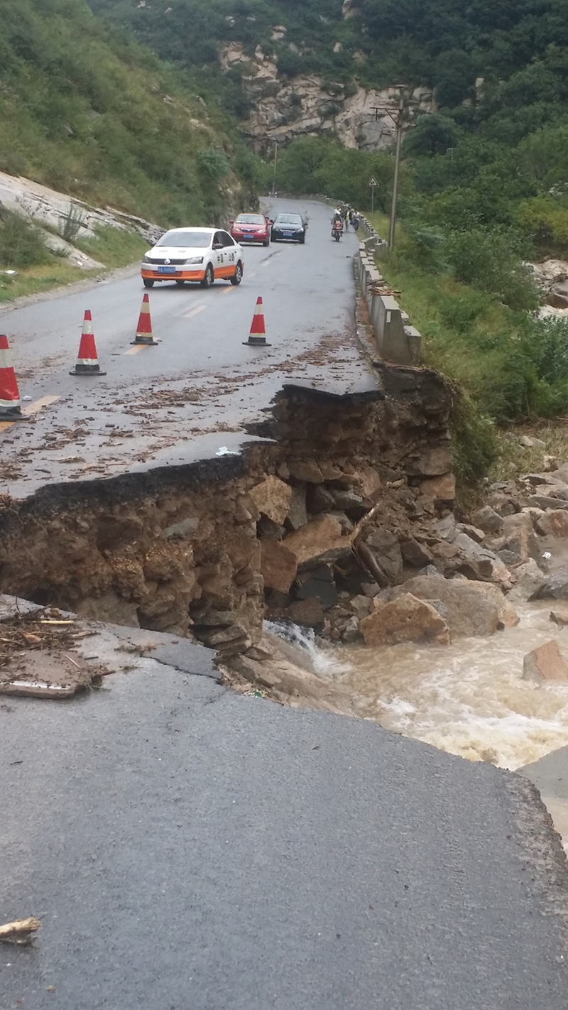 101省道蓝田段水毁严重 过往车辆请绕行