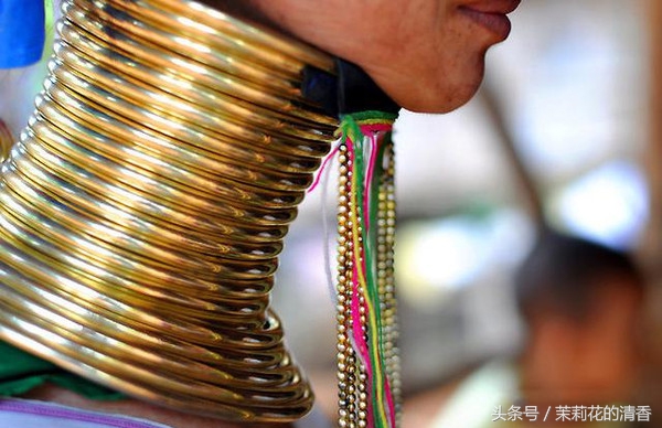 直击泰国神秘的“长颈族”，在脖子上带铜圈，取下的样子令人心酸