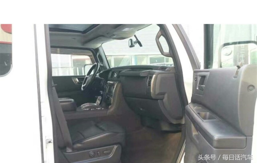 80万淘的悍马，再怎么拉风也进不了市区，也要喷漆贴反光条