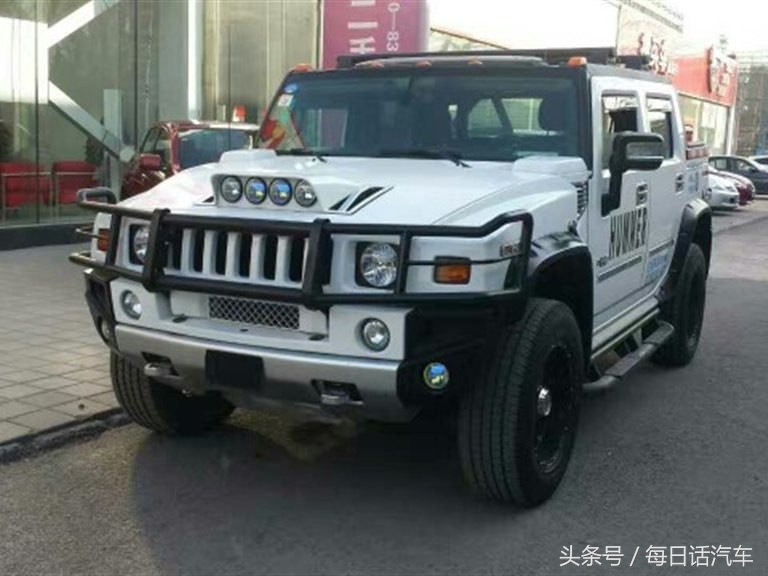 80万淘的悍马，再怎么拉风也进不了市区，也要喷漆贴反光条