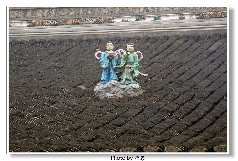 川西第一道观青羊宫  不明白屋顶上人像的作用