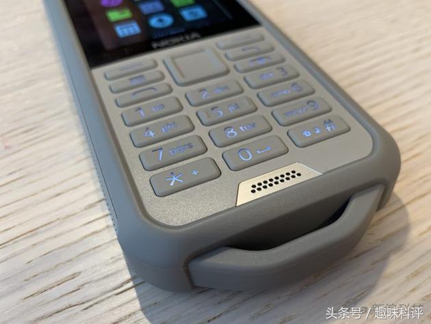 真实能够 砸核桃仁的手机上 Nokia公布800Tough
