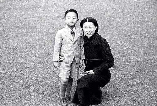 94年张学良唯一健在的儿子回国，飞机上要人照顾，64岁不会讲汉语