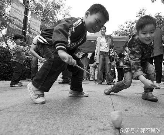 80年代的第一批“丁克”，现已步入晚年，膝下无子靠什么生活？