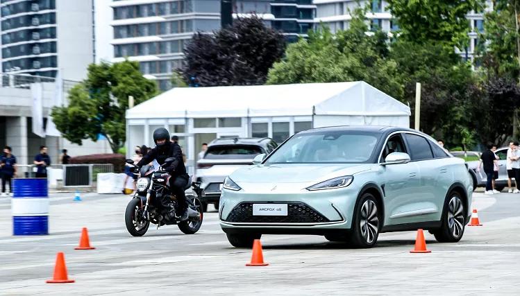 极狐正在织的两张网，一张能源网，一张服务网