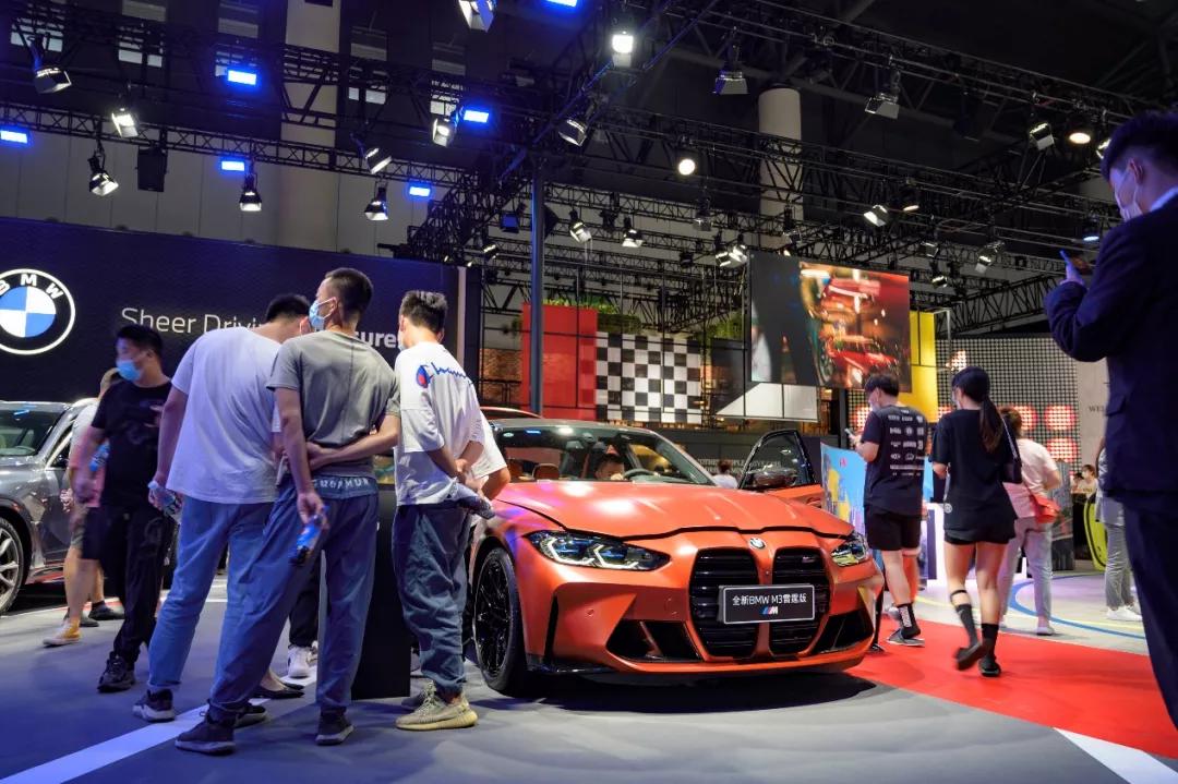 豪车馆人流络绎不绝，消费者都这么有钱了吗？