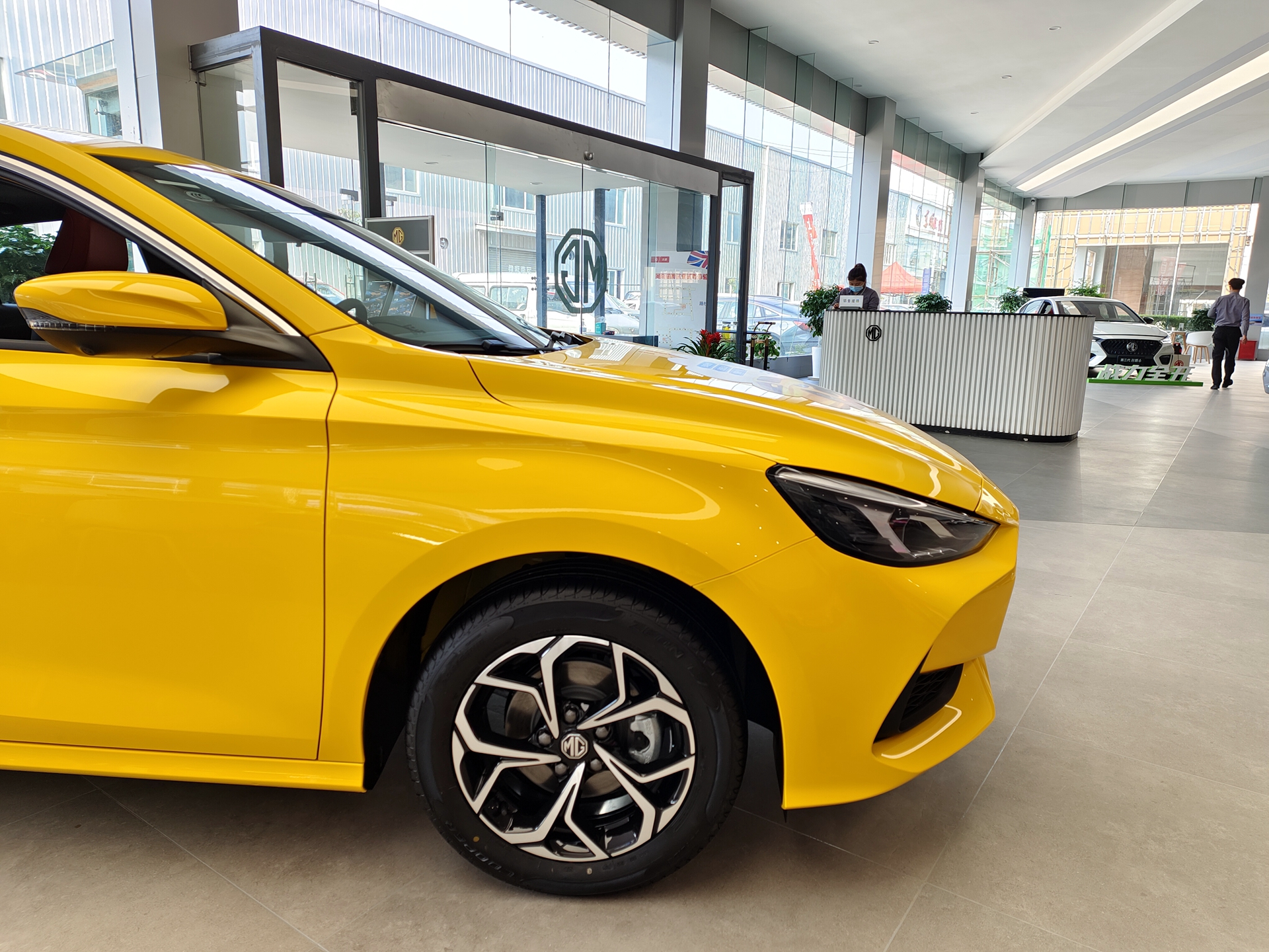 小号撩车:年轻人的第一台潮车 到店实拍名爵5 运动感真的强