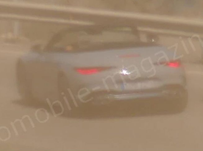 大燈眼神露兇光，軟頂敞篷很拉風，全新奔馳SL級無偽照片曝光