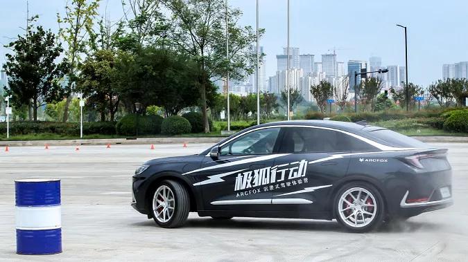 极狐正在织的两张网，一张能源网，一张服务网