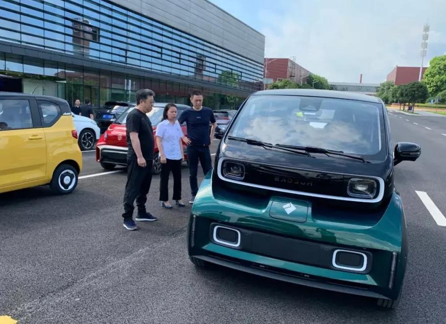 丰田皇冠陆放即将下线，蔚来李斌称赞宝骏KiWi