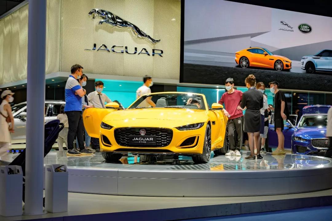 豪车馆人流络绎不绝，消费者都这么有钱了吗？