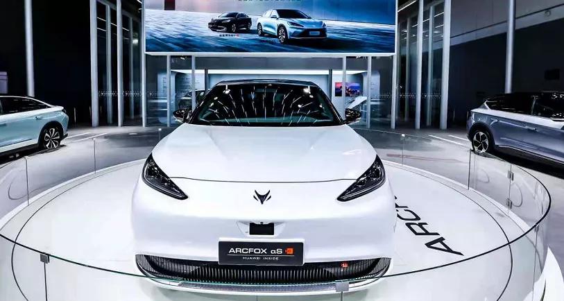 极狐正在织的两张网，一张能源网，一张服务网