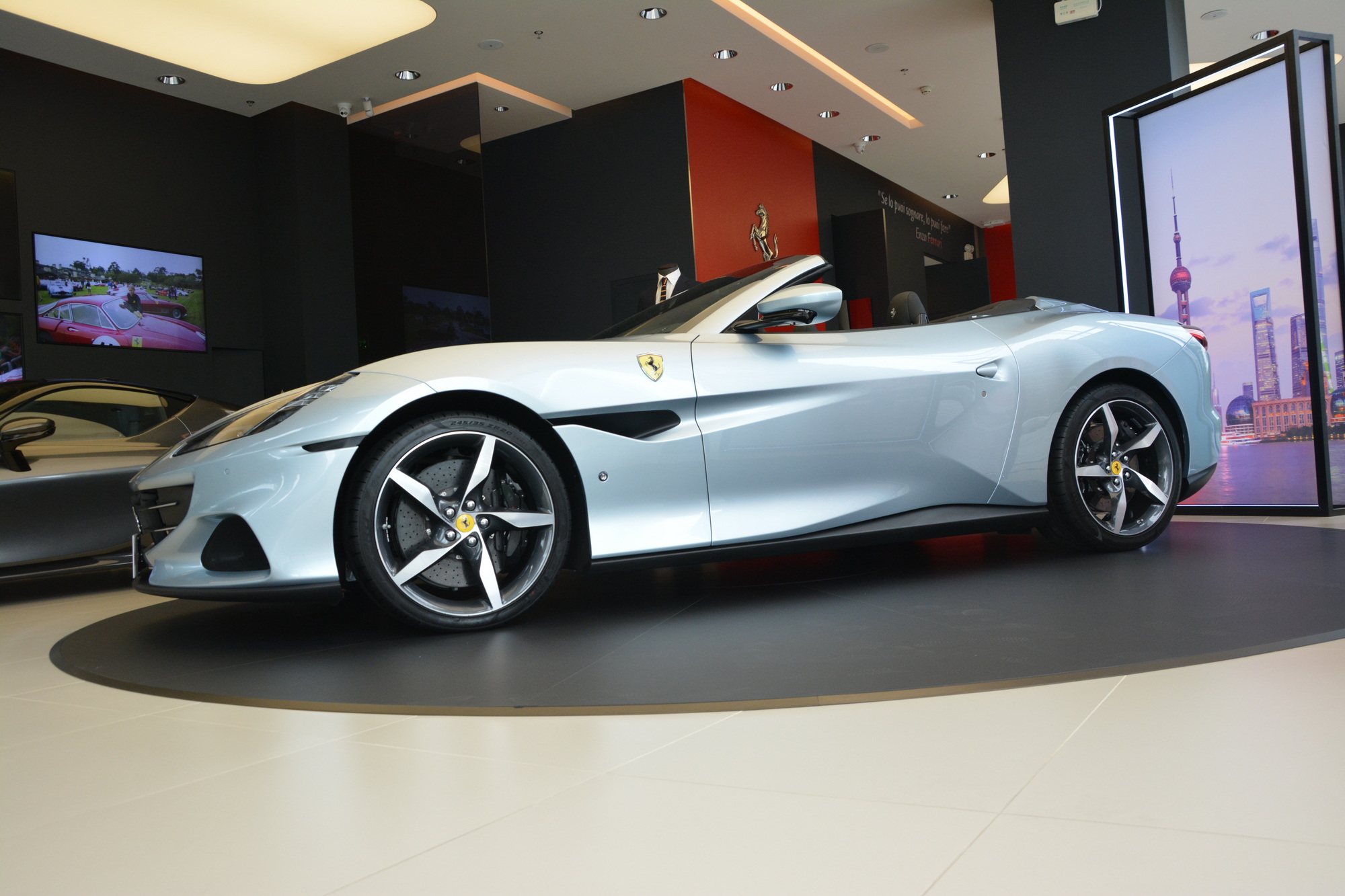 法拉利portofino m到店实拍 马力提升至620匹_太平洋号