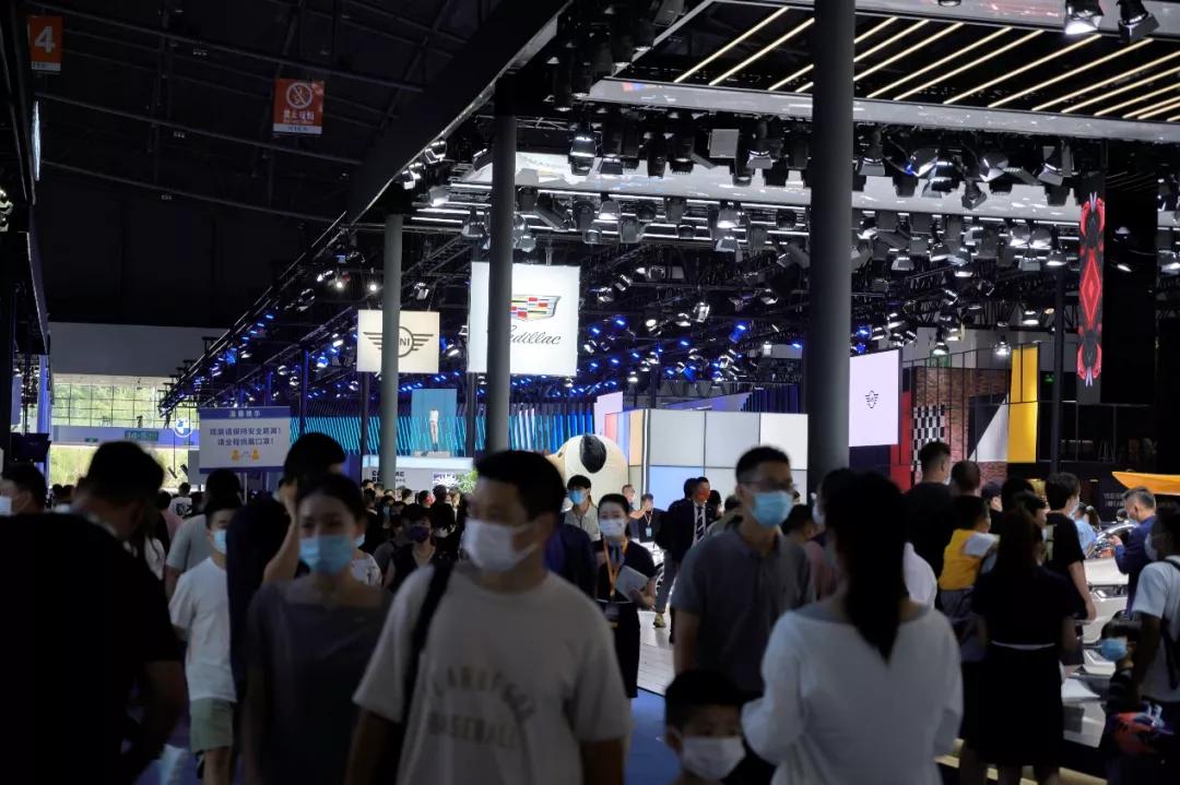 豪车馆人流络绎不绝，消费者都这么有钱了吗？