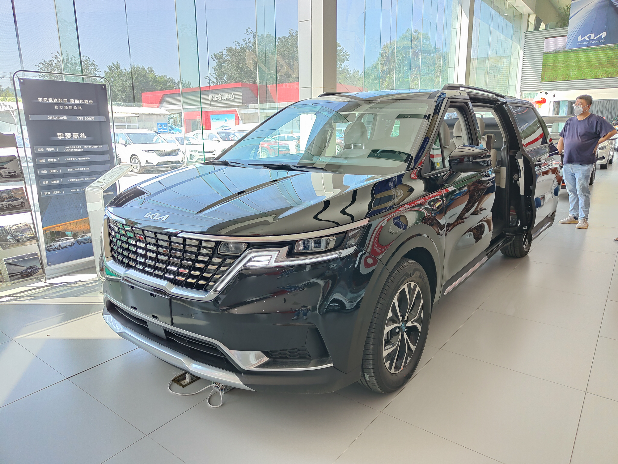 到店实拍起亚嘉华,mpv界猛张飞,真的"有勇无谋"?_太平洋号