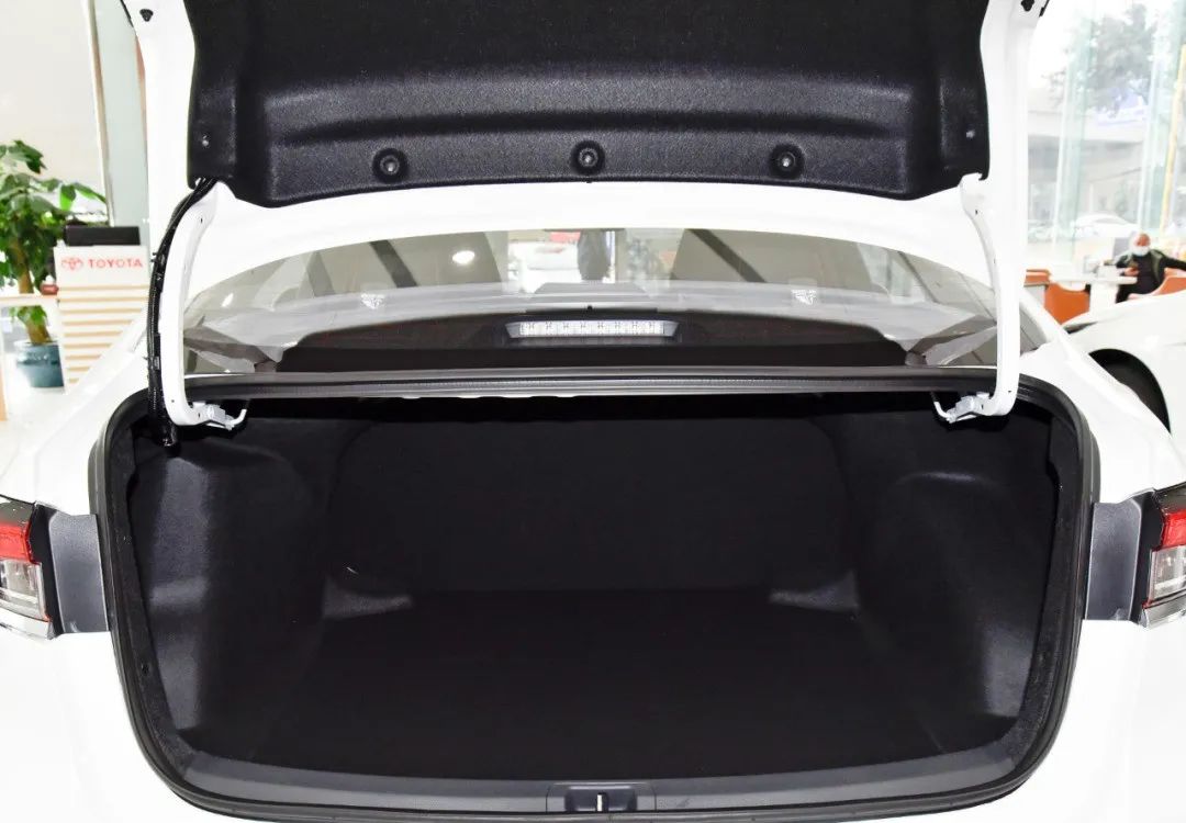 丰田最畅销的家用车,气囊多安全好,油耗低还保值,实拍卡罗拉