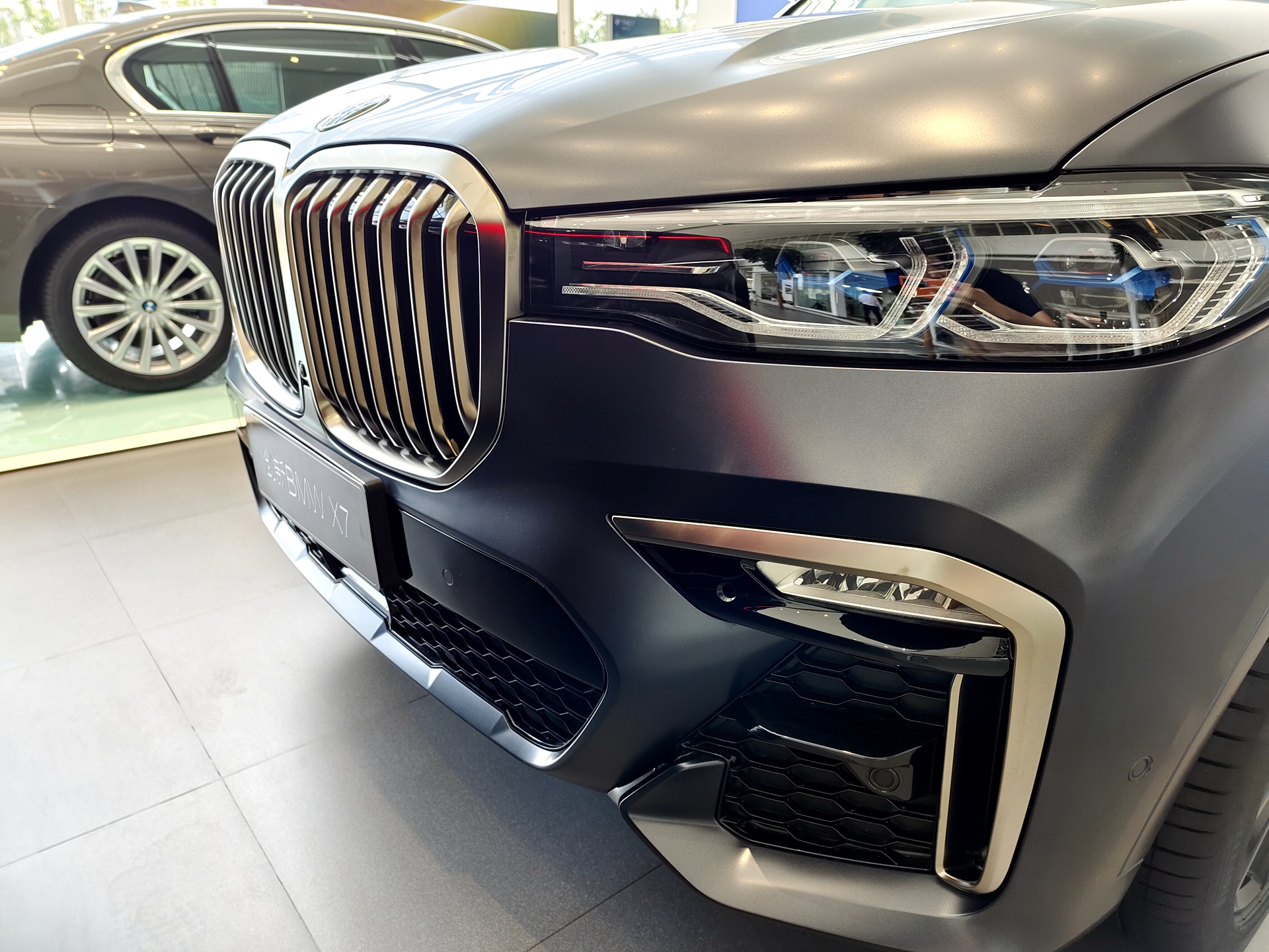 4t动力加持 实拍宝马x7顶配m50i 不怒自威|小号撩车_独家资讯_汽势