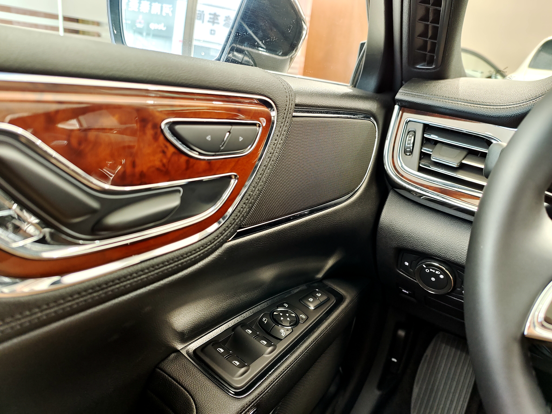 經(jīng)典美系豪華轎車 實(shí)拍林肯大陸尊享版 且買且珍惜