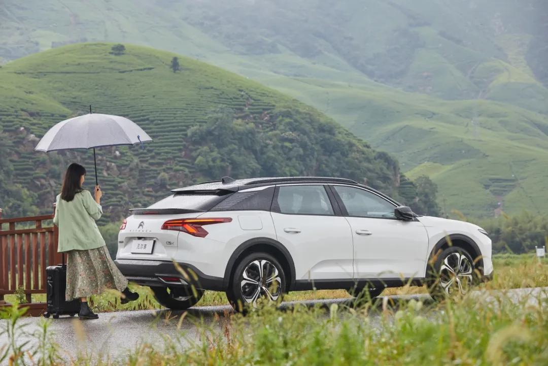 10个到店客户有8个奔着它来，雪铁龙凡尔赛C5 X持续走热