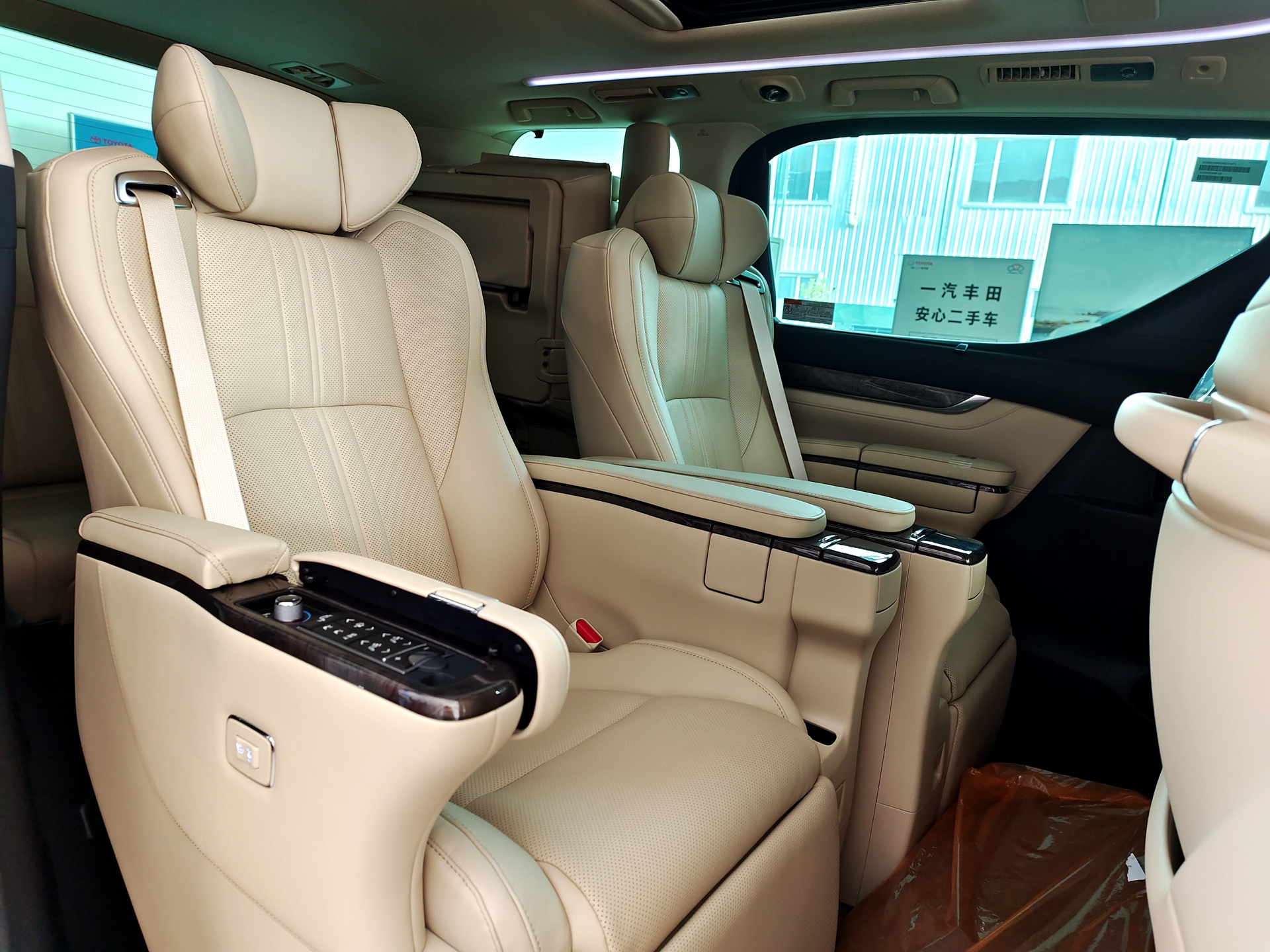 加价幅度能买凯美瑞 实拍丰田皇冠威尔法双擎 这车贵到哪儿了?