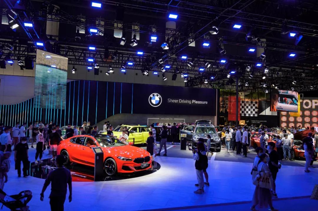 豪车馆人流络绎不绝，消费者都这么有钱了吗？