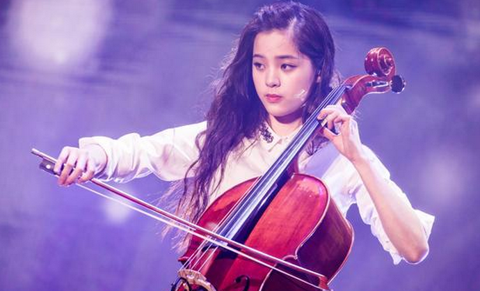 欧阳娜娜如今引领vlog新风尚，拥有艺术家风范，