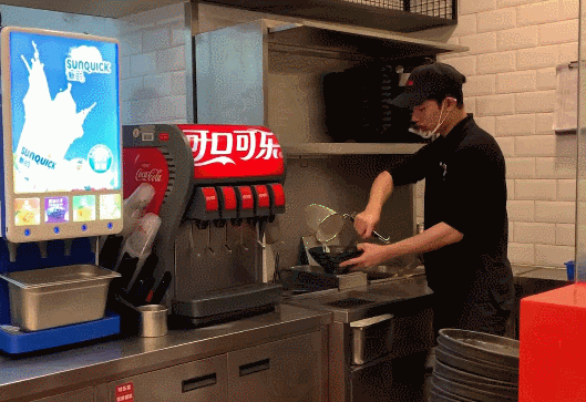 一直在涨价的乡村基，米线小菜饮料都能续，仍是重庆快餐良心品牌