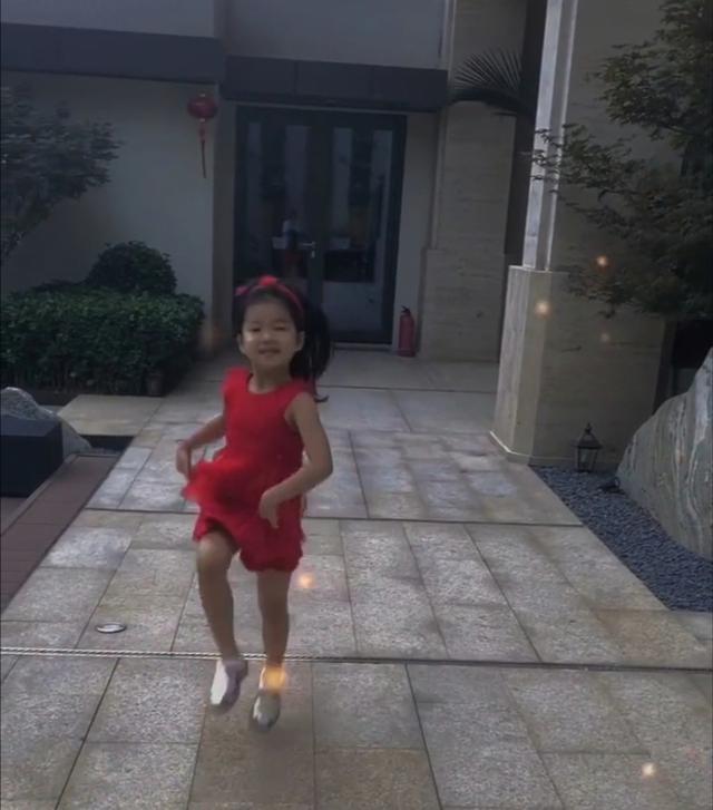 章子怡晒女儿跳舞，意外曝光豪宅院园林景观，院子大到能跑圈？