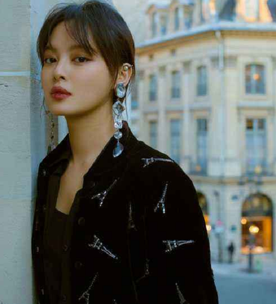 辛芷蕾一身健身运动服,很普通的套装就让她穿