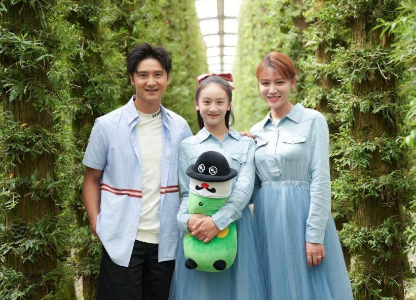 12岁森碟初长成，扎双马尾甜美可爱，长相跟爸爸田亮一个样