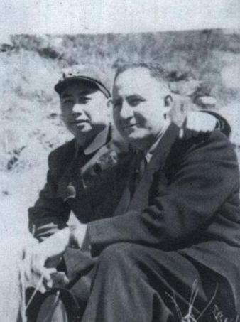 开国少将到部队视察，看到一位老兵后吓了一跳