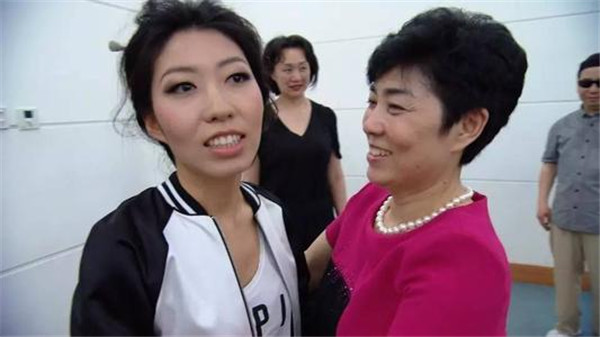 曲婉婷发文表达思念母亲，连续六年为贪污母亲鸣冤，声称相信正义