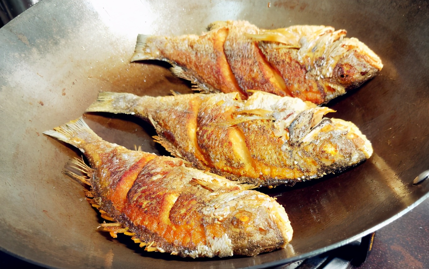 Fried fish always breaks the skin?  Learn 3 methods of frying fish, applicable to any fish, the skin is complete, the skin is fragrant and the meat is tender