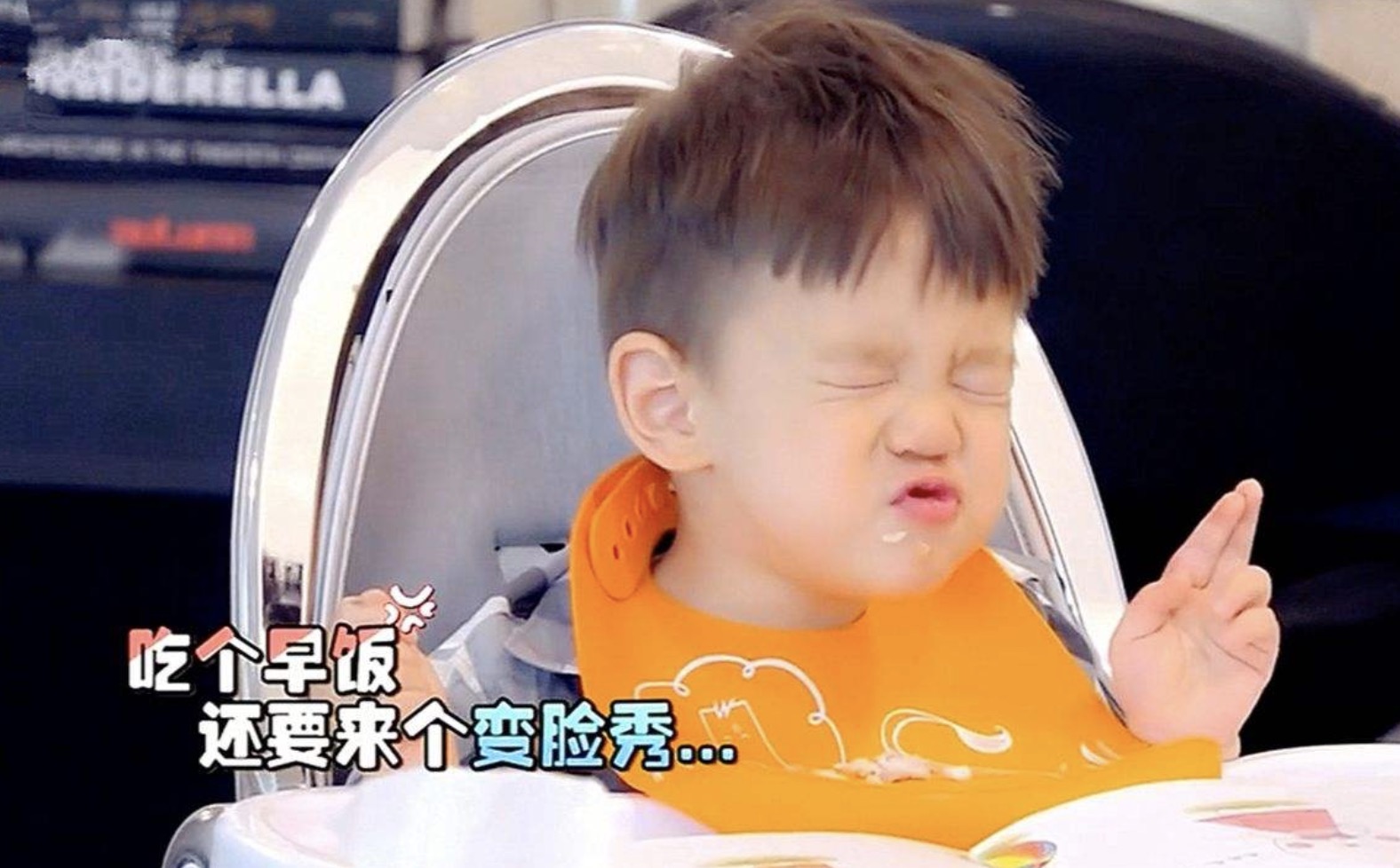 霍思燕晒照为7岁嗯哼庆生，一家三口亲吻、许愿，画面温馨