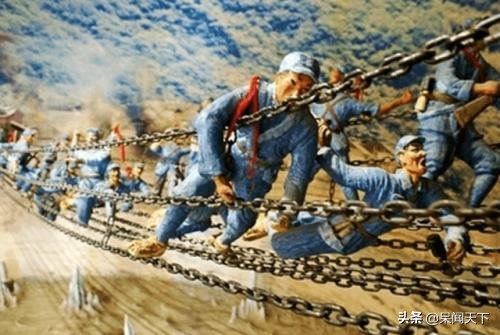 红军飞夺泸定桥一战，为何敌方只拆桥板？弄断