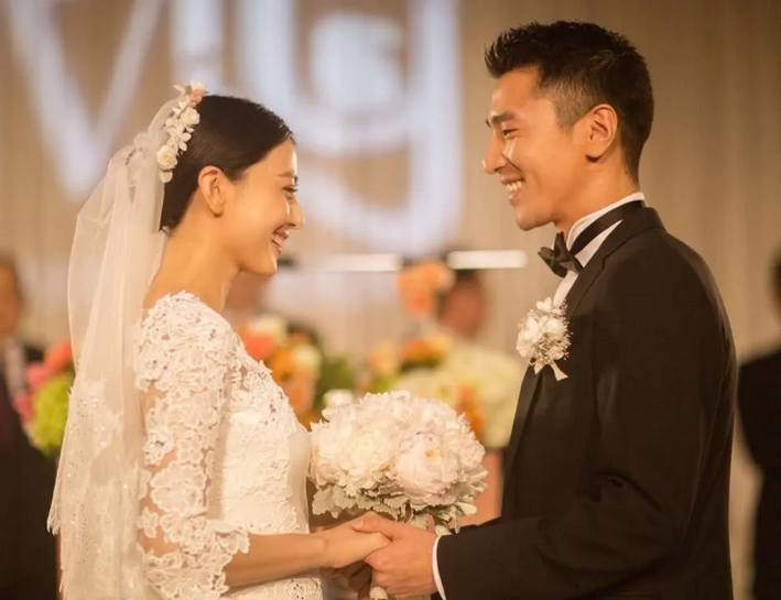 高圆圆赵又廷一家三口现身，双手抱女儿爱满满，蝴蝶结发卡超可爱