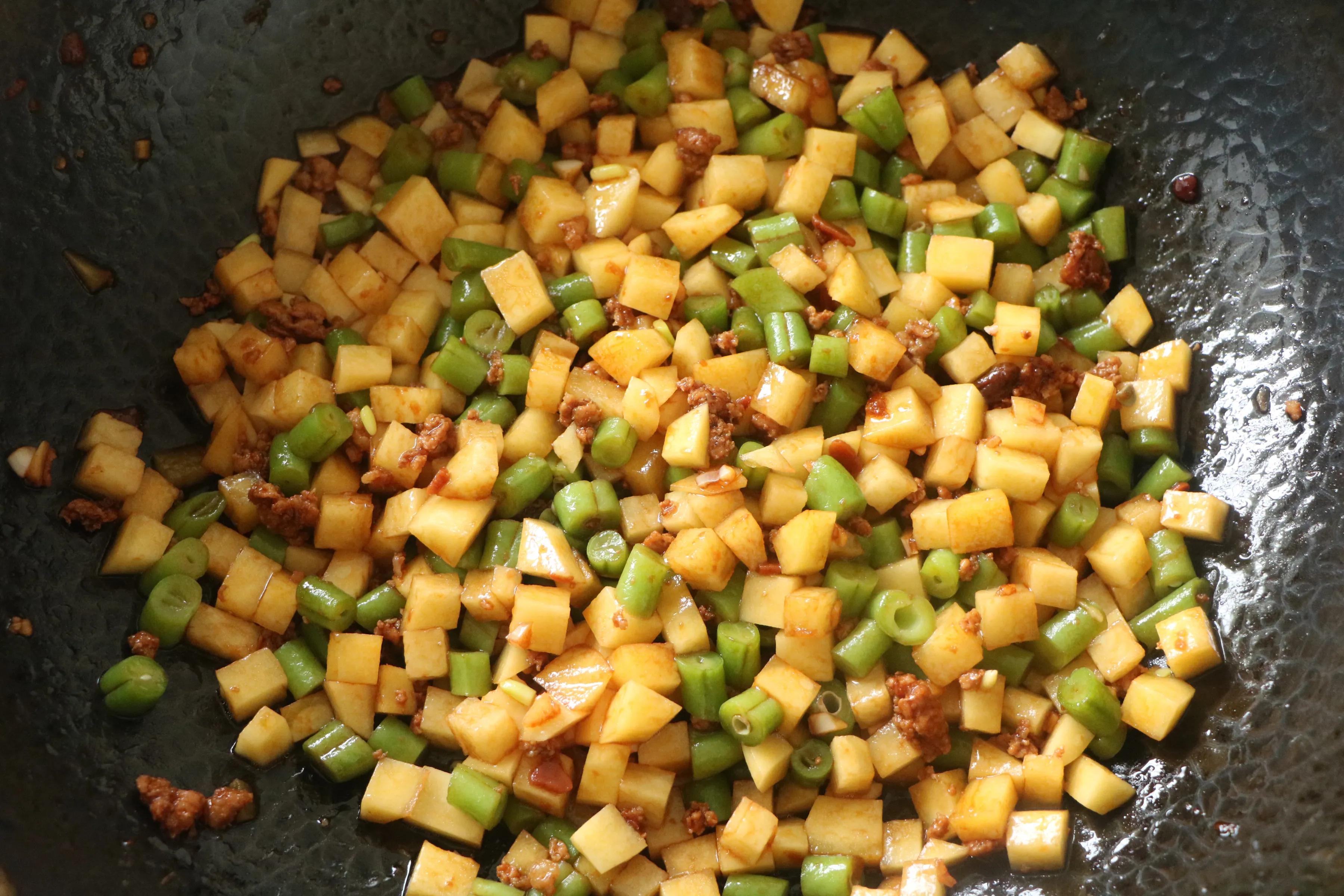 夏天就愛吃這樣的下飯菜，簡單好做，醬香濃郁，吃多少次都不膩
