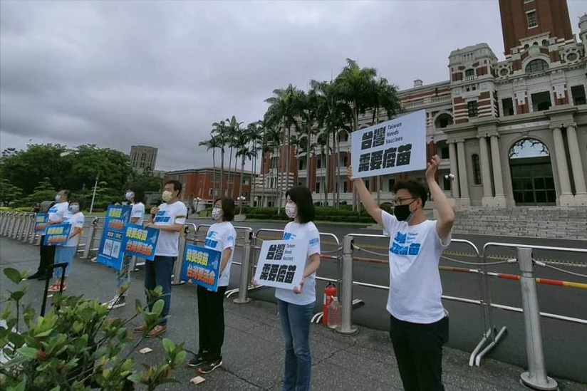 國民黨赴蔡英文辦公室門口抗議，喊話民進黨放行企業疫苗捐贈