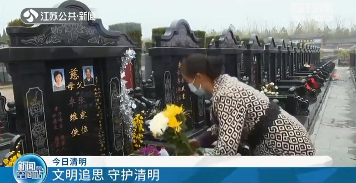 谢谢你们的守护！少先队员穿新四军军装祭念英烈
