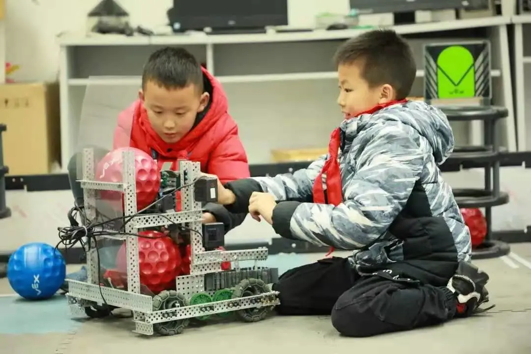 天府新区华阳中学附属小学首届科技节开幕了