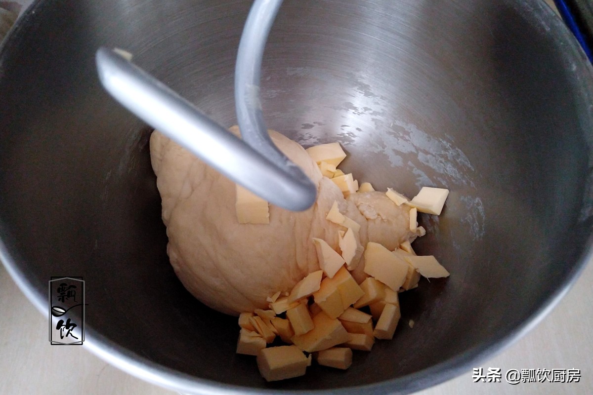 美味面包也能做之有易，简单一卷，撒上料，咸甜有度，早餐的挚爱